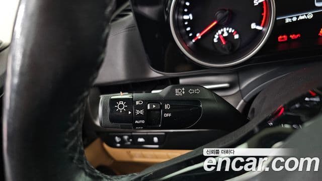 Kia Carnival 2021 — ფოტო 14/20