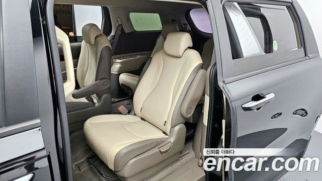 Kia Carnival 2022 — ფოტო 19/20