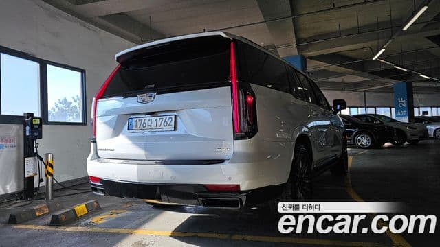 Cadillac Escalade 2023 — Фото 4/20