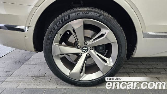 Bentley Bentayga 2018 — Şəkil 5/20