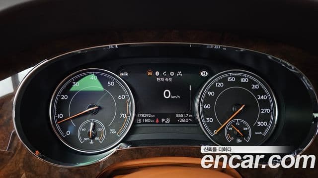 Bentley Bentayga 2018 — Şəkil 8/20