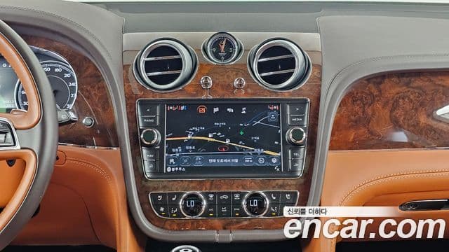 Bentley Bentayga 2018 — Şəkil 14/20