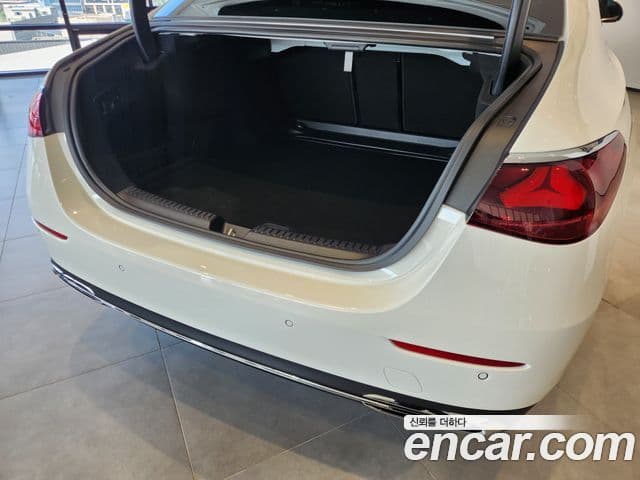Mercedes-Benz E-Class 2025 — ფოტო 8/20