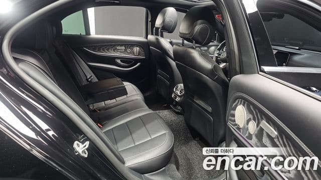 Mercedes-Benz E-Class 2022 — ფოტო 10/20