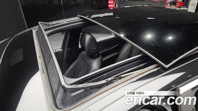 Mercedes-Benz E-Class 2022 — ფოტო 18/20