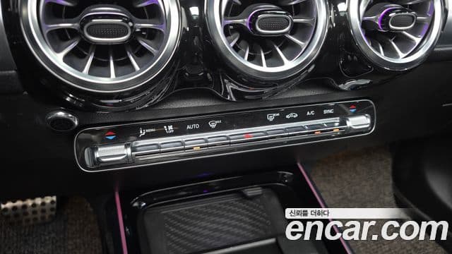 Mercedes-Benz GLB-Class 2021 — ფოტო 18/20