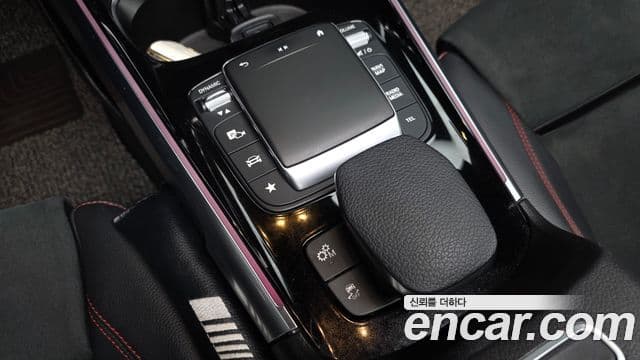 Mercedes-Benz GLB-Class 2021 — ფოტო 19/20