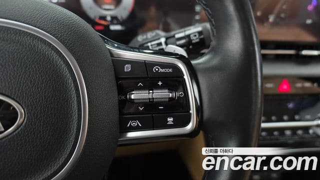 Kia Carnival 2021 — ფოტო 18/20