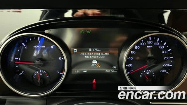 Kia Carnival 2022 — ფოტო 8/20