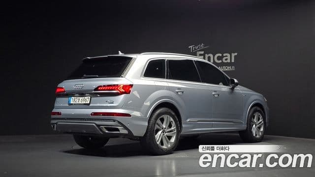 Audi Q7 2021 — Фото 2/20