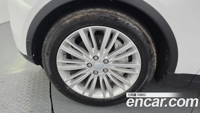 Land Rover Discovery 5 2019 — ფოტო 5/20