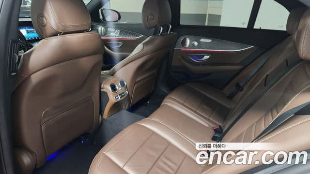 Mercedes-Benz E-Class 2023 — ფოტო 11/20