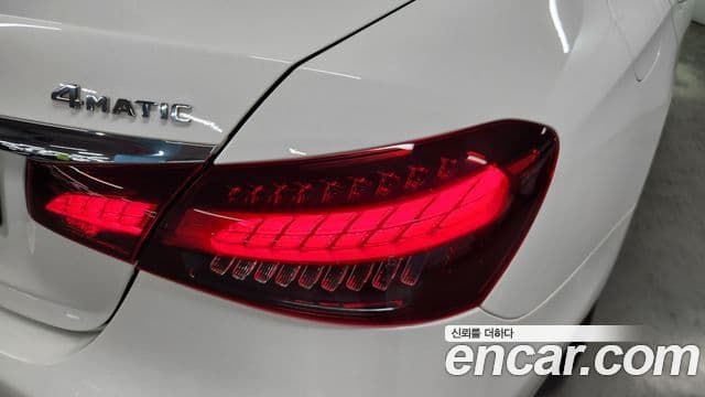 Mercedes-Benz E-Class 2023 — ფოტო 17/20