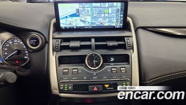 Lexus NX300h 2021 — ფოტო 13/20