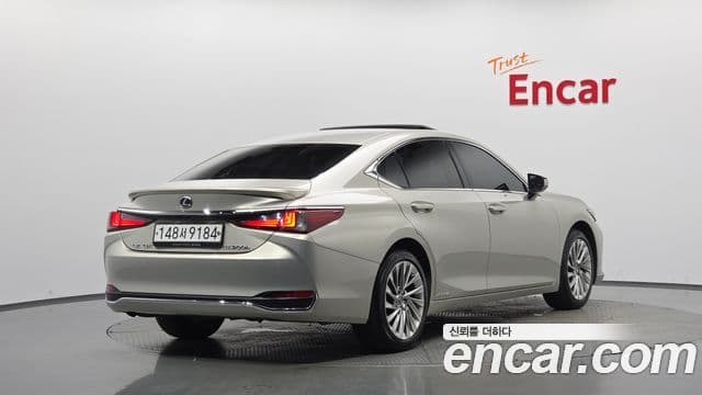 Lexus ES300h 2020 — Фото 2/20