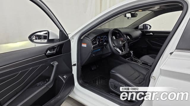 Volkswagen Jetta 2023 — Şəkil 10/20