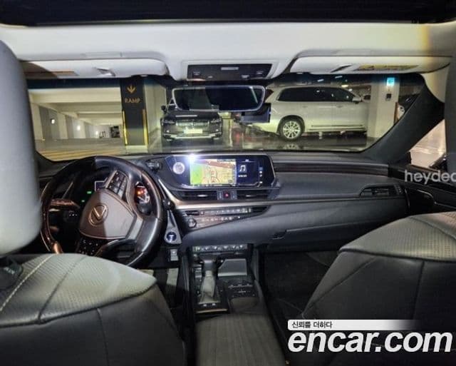 Lexus ES300h 2019 — ფოტო 8/16