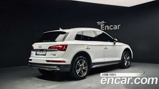 Audi Q5 2022 — ფოტო 2/20