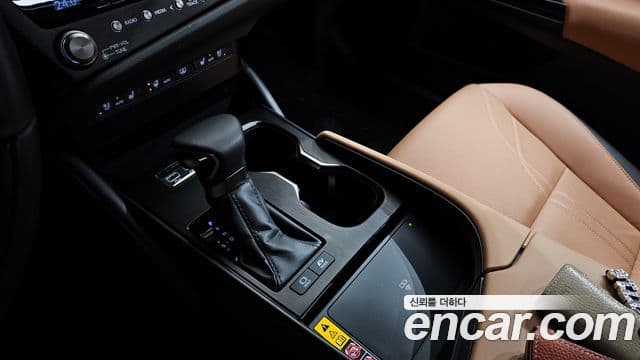 Lexus ES300h 2024 — Şəkil 9/20