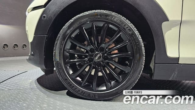 Mini Cooper Clubman 2021 — Фото 4/20