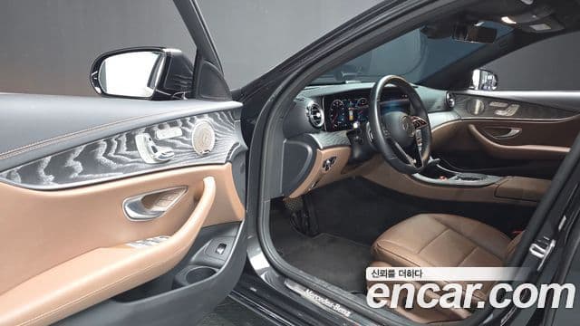 Mercedes-Benz E-Class 2023 — ფოტო 11/20