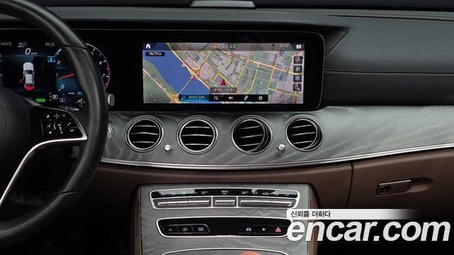 Mercedes-Benz E-Class 2023 — ფოტო 14/20