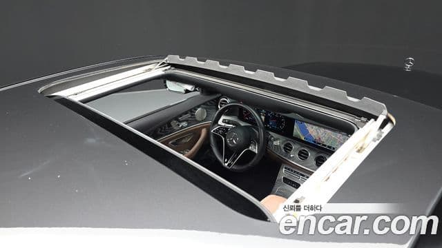 Mercedes-Benz E-Class 2023 — ფოტო 17/20