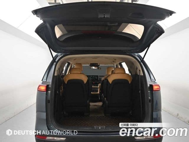 Kia Carnival 2021 — ფოტო 18/20