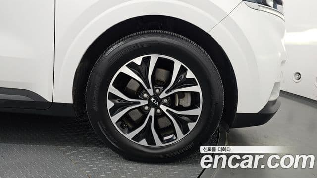 Kia Carnival 2020 — ფოტო 4/20