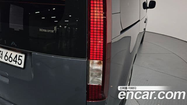 Hyundai Staria 2025 — Photo 28/32