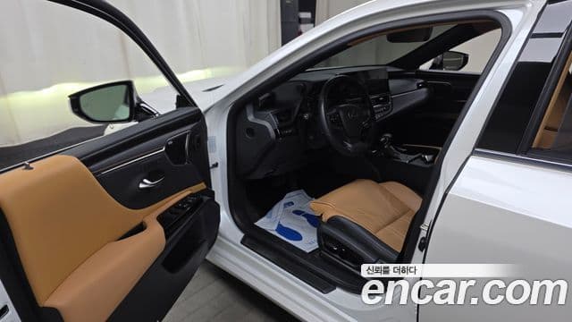 Lexus ES300h 2023 — ფოტო 10/20