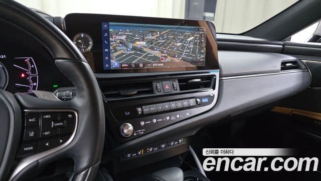 Lexus ES300h 2023 — ფოტო 13/20