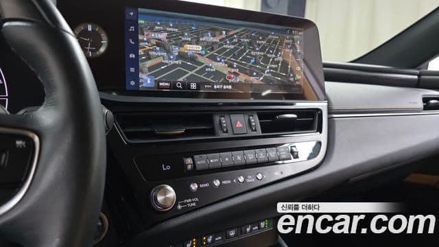 Lexus ES300h 2023 — ფოტო 14/20