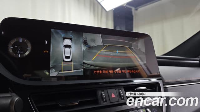 Lexus ES300h 2023 — ფოტო 16/20