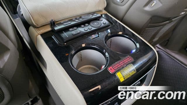 Kia Carnival 2021 — ფოტო 17/20