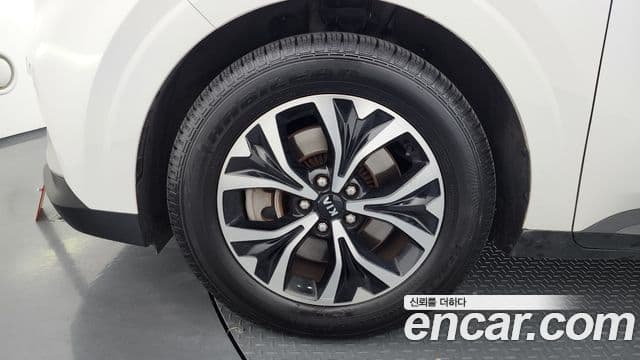 Kia Carnival 2020 — ფოტო 5/20