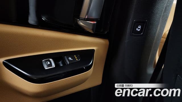 Kia Carnival 2020 — ფოტო 18/20