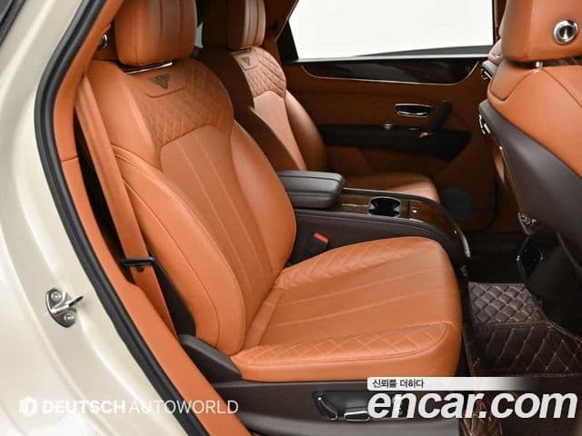Bentley Bentayga 2018 — Фото 11/20