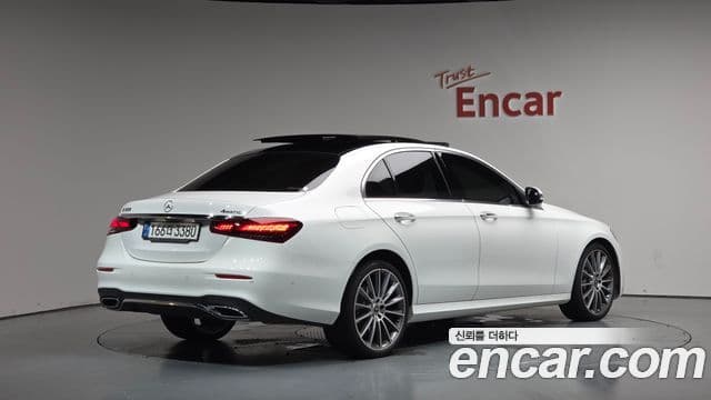 Mercedes-Benz E-Class 2022 — ფოტო 2/20