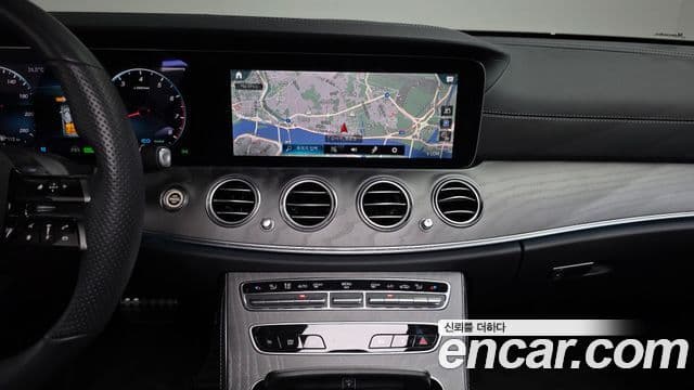 Mercedes-Benz E-Class 2022 — ფოტო 13/20