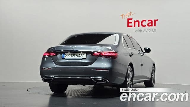 Mercedes-Benz E-Class 2022 — ფოტო 4/20