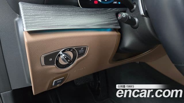 Mercedes-Benz E-Class 2022 — ფოტო 18/20