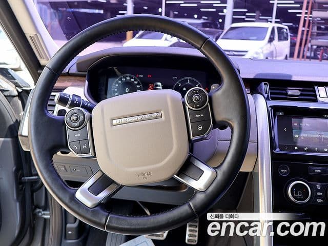Land Rover Discovery 5 2018 — ფოტო 14/20