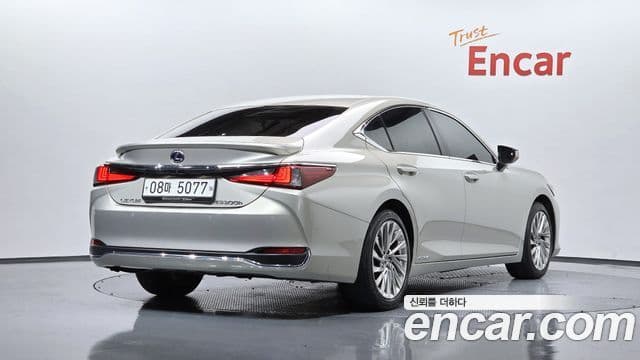 Lexus ES300h 2019 — ფოტო 2/20