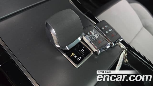 Land Rover Range Rover Velar 2024 — ფოტო 8/20