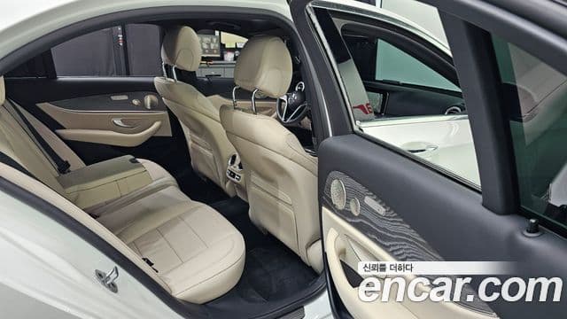 Mercedes-Benz E-Class 2022 — ფოტო 11/20