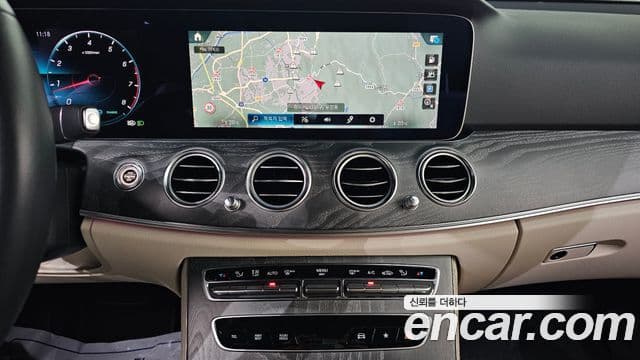 Mercedes-Benz E-Class 2022 — ფოტო 18/20