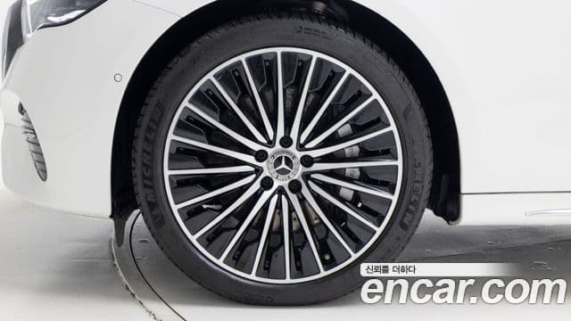 Mercedes-Benz E-Class 2024 — ფოტო 4/20