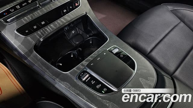 Mercedes-Benz E-Class 2022 — ფოტო 17/20