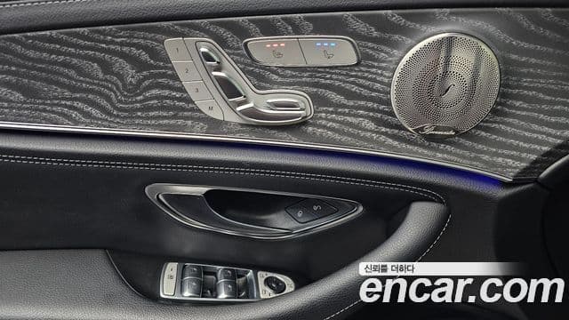 Mercedes-Benz E-Class 2022 — ფოტო 18/20
